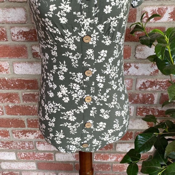 Floral🌷Green🌿Spring Top - Picture 4 of 13